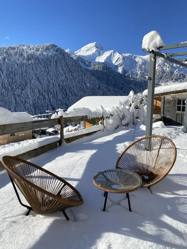 Terrasse sous la neige en hiver