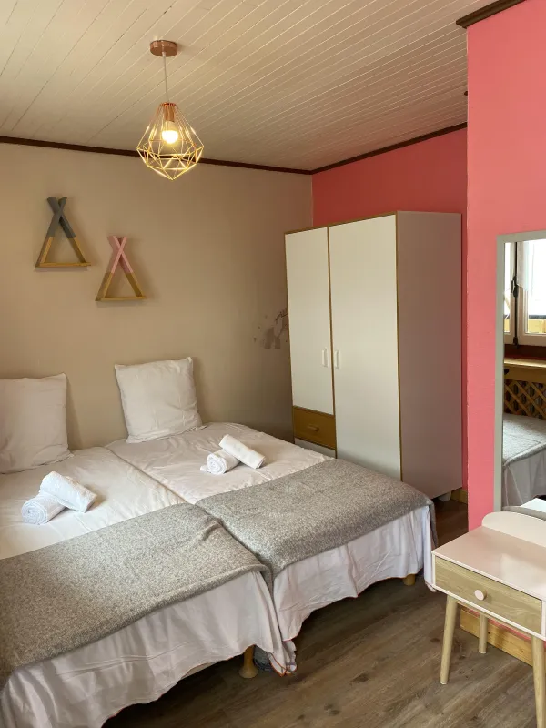Chambre twin, avec armoire, deux lits simples