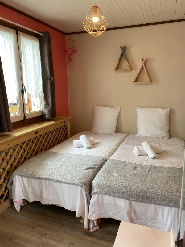 Chambre avec deux lits simples, fenêtre