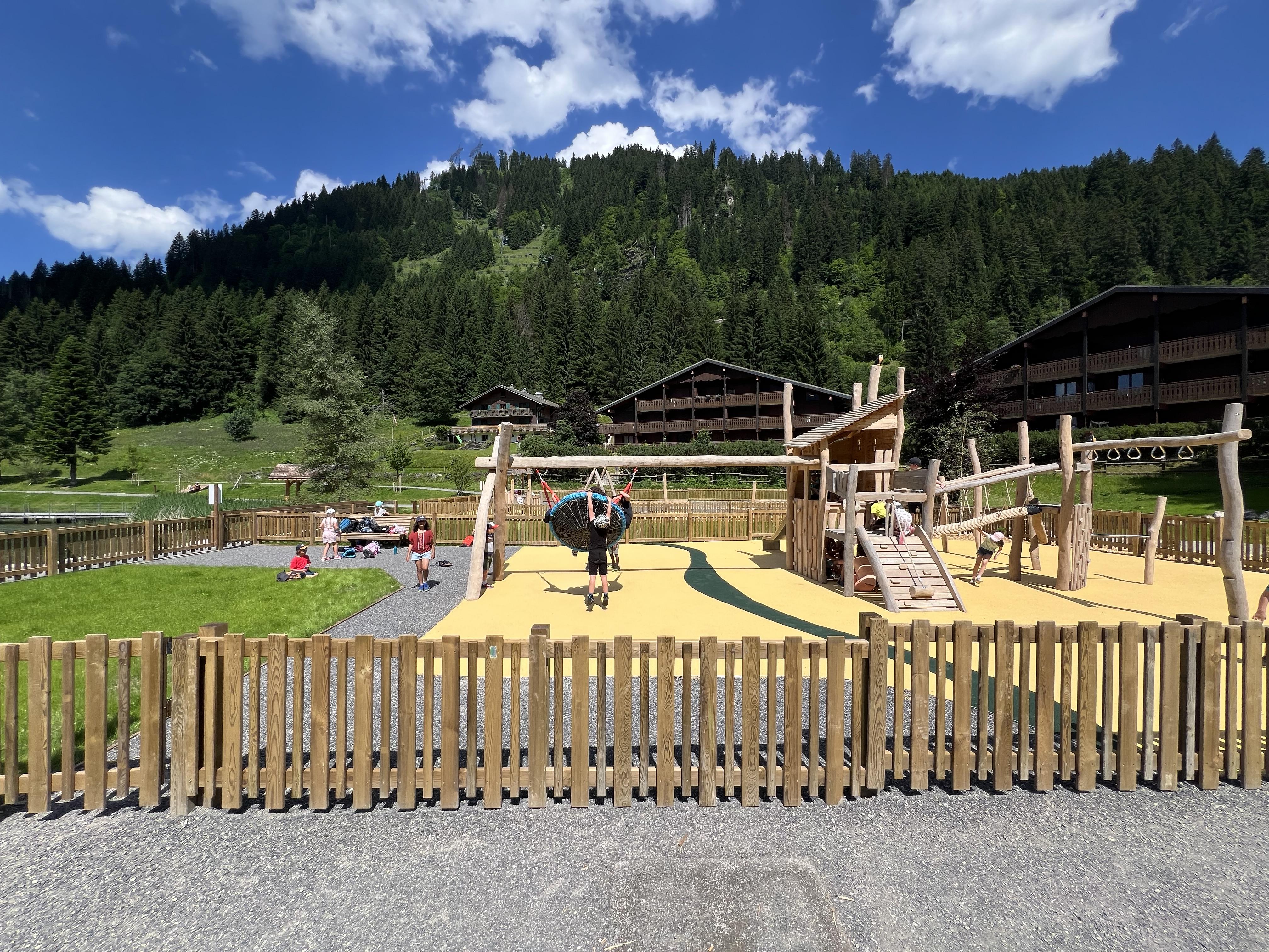 Enfants qui jouent à la balançoire et sur le toboggan