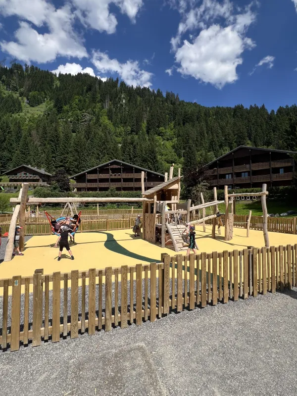Enfants sur le toboggan et la balançoire