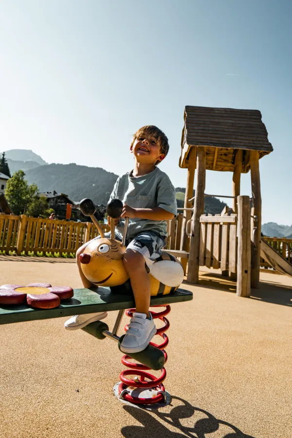 Enfant sur balançoire de  l'aire de jeux de Vonnes