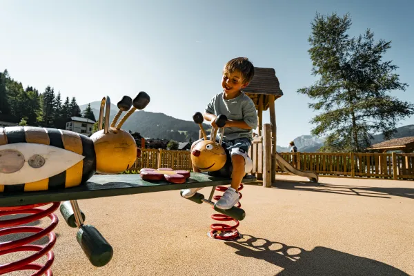 Enfant sur balançoire de  l'aire de jeux de Vonnes