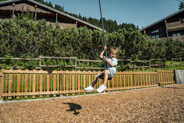 Enfant sur la tyrolienne de l'aire de jeux de Vonnes