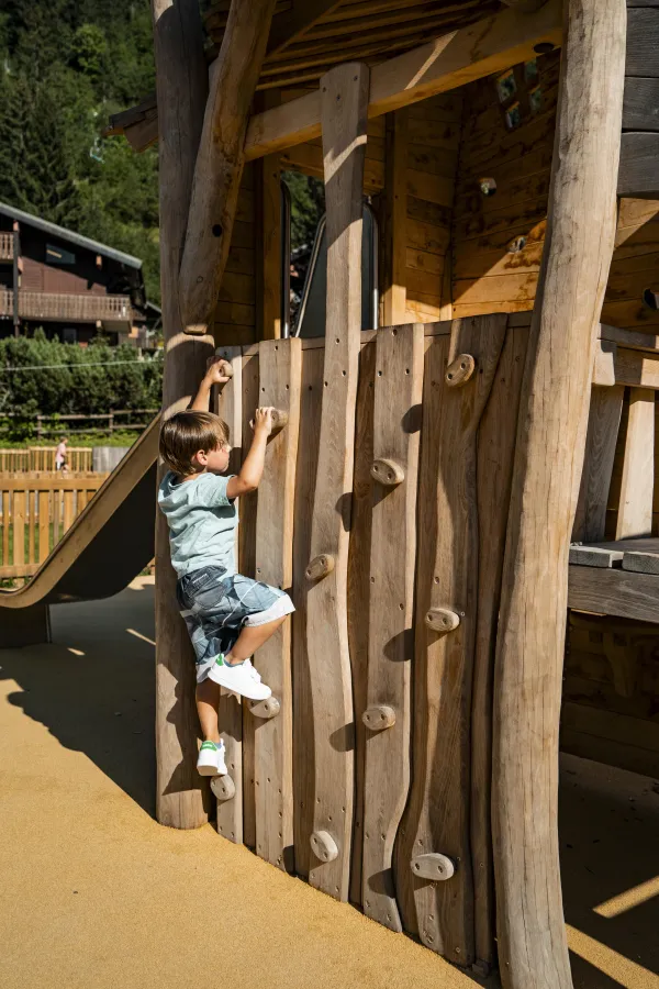 Enfant sur le mur d'escalade l'aire de jeux de Vonnes