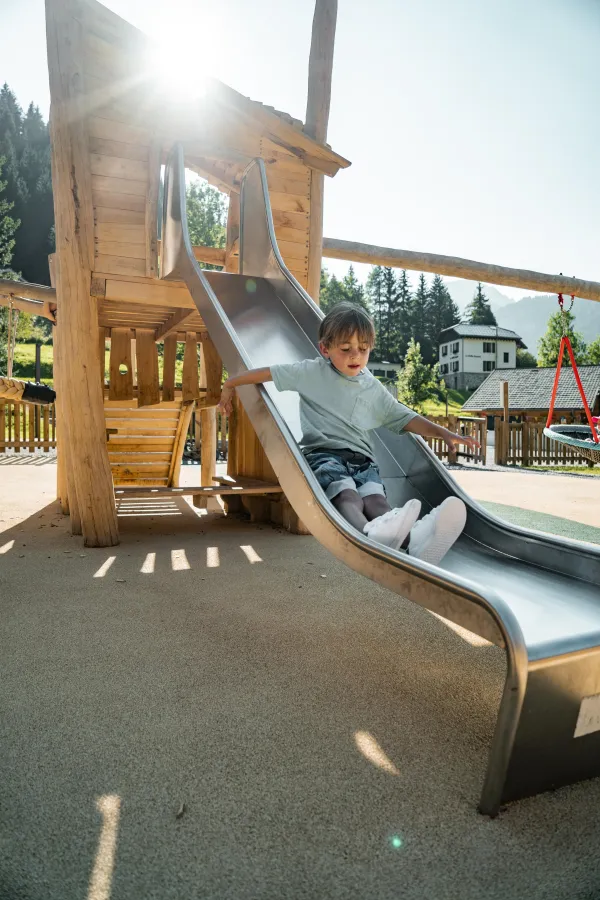 Enfant sur le tobogan del'aire de jeux de Vonnes