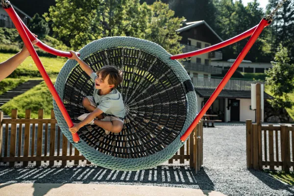 Enfant sur balançoire de  l'aire de jeux de Vonnes