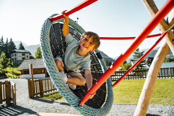 Enfant sur balançoire de  l'aire de jeux de Vonnes