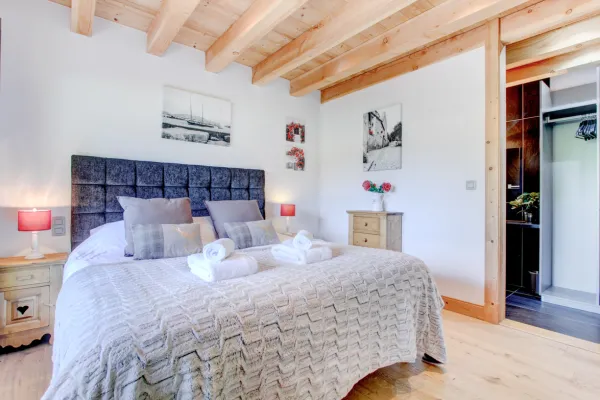 Chambre double avec dressing et salle de bains privée, ambiance chalet cosy