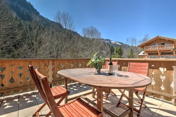 Terrasse donnant sur panorama des montagnes en été