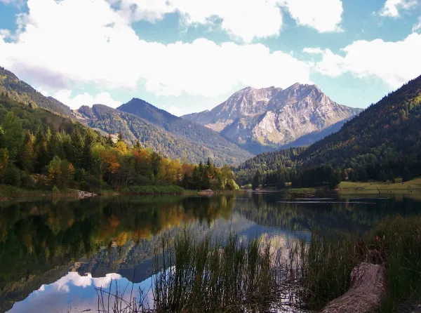 Ambiance automnale et reflet du Roc d'Enfer dans le lac de Vallon