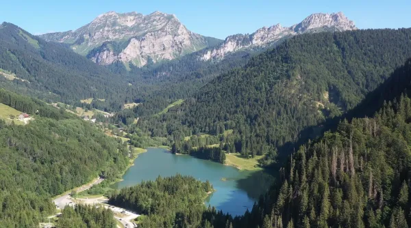 Lac de Vallon et Roc d'Enfer en arrière plan