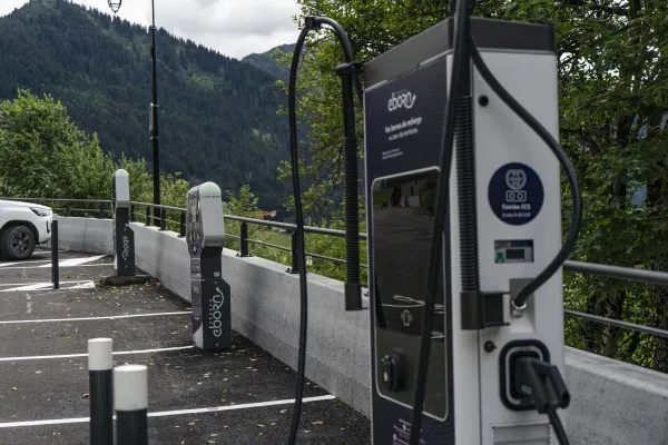 Borne de rechargement pour véhicules électriques