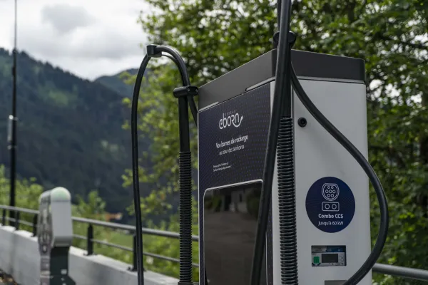 Borne de rechargement pour véhicules électriques