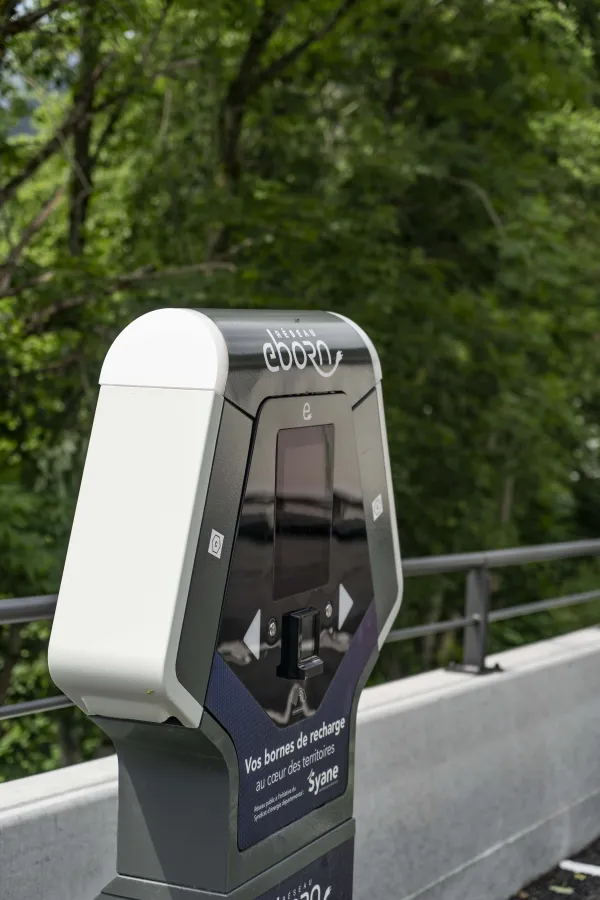 Borne de rechargement pour véhicules électriques