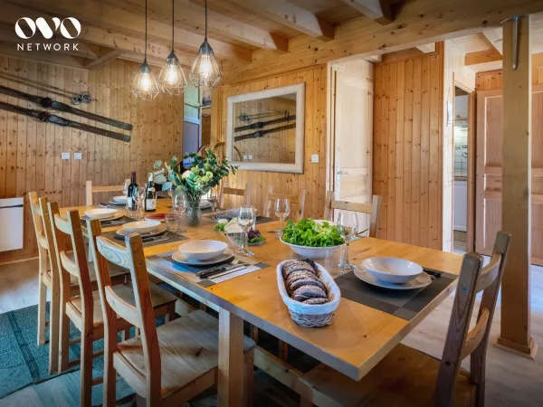 Salle à manger avec table dressée