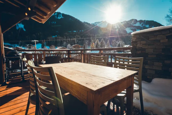 Table sur la terrasse vue montagne