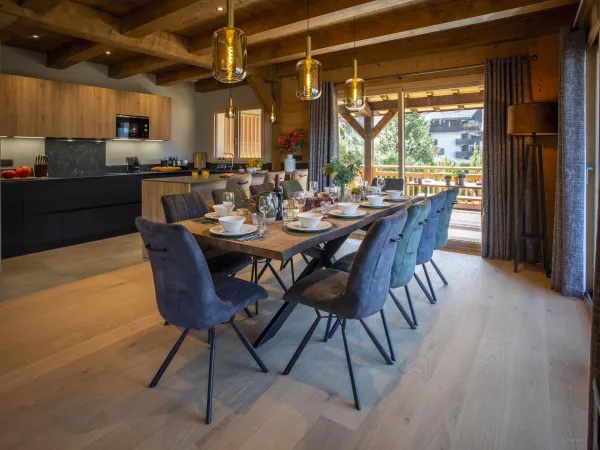 Salle à manger avec cuisine en arrière plan
