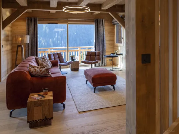 Le salon avec baie vitrée donnant sur le balcon