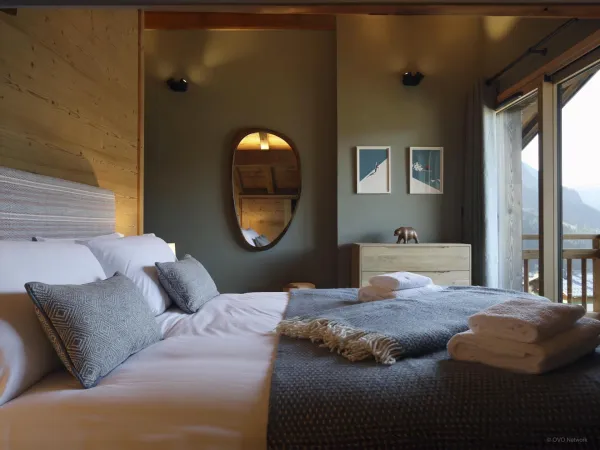 Chambre avec lit double vue sur les montagnes