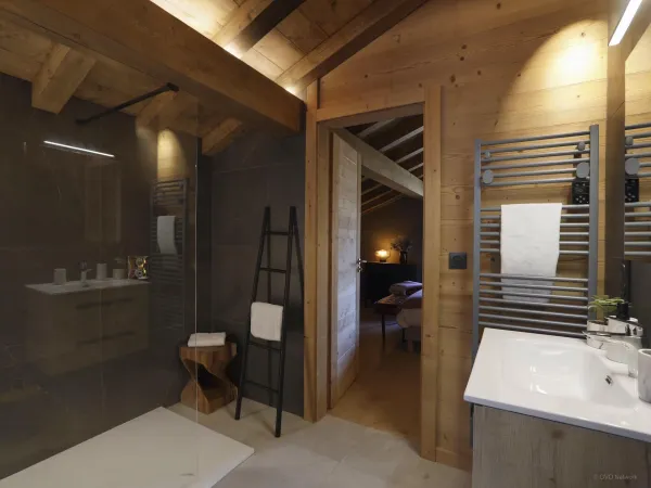 Salle de bains avec douche à l'italienne