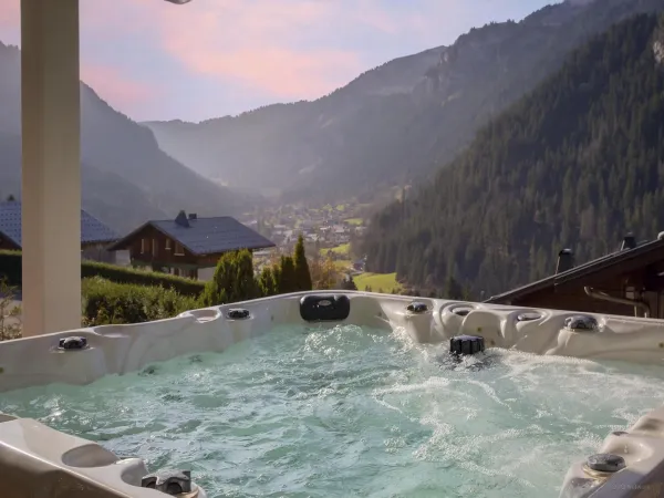 Bains à remous sur la terrasse avec vue sur les montagnes
