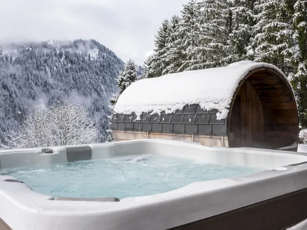 Chalet Le Spencer_Bain à remous extérieur en hiver