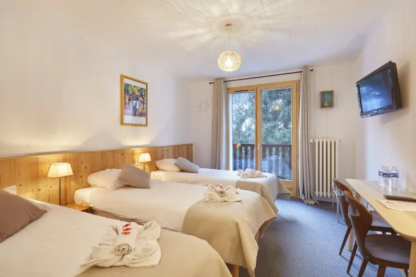 Chambre triple avec télévision et balcon