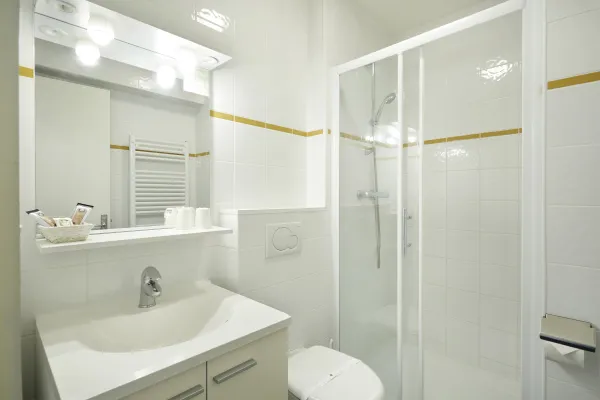 Salle de bain avec douche