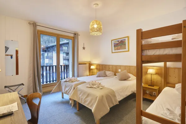Chambre familliale avec lit double et lits superposés