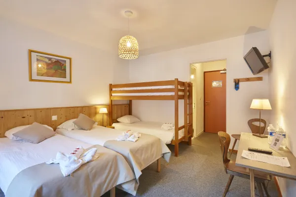 Chambre familliale avec lit double et lits superposés