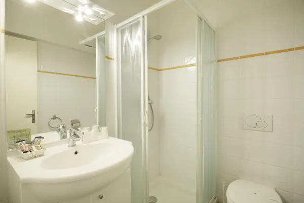 Salle de bains avec douche, lavabo, toilettes