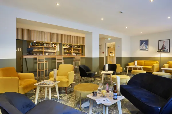 Salle du bar de l'hôtel