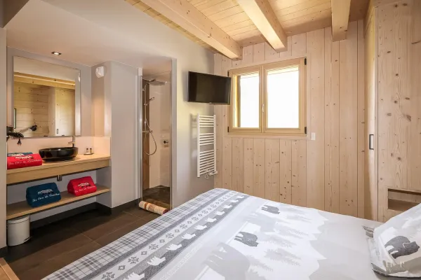 Chambre parentale avec salle d'eau au rez-de-chaussée
