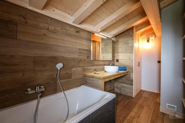 Salle de bains de l'étage avec baignoire et douche
