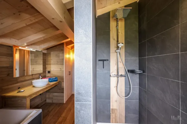 Salle de bains de l'étage et sa douche