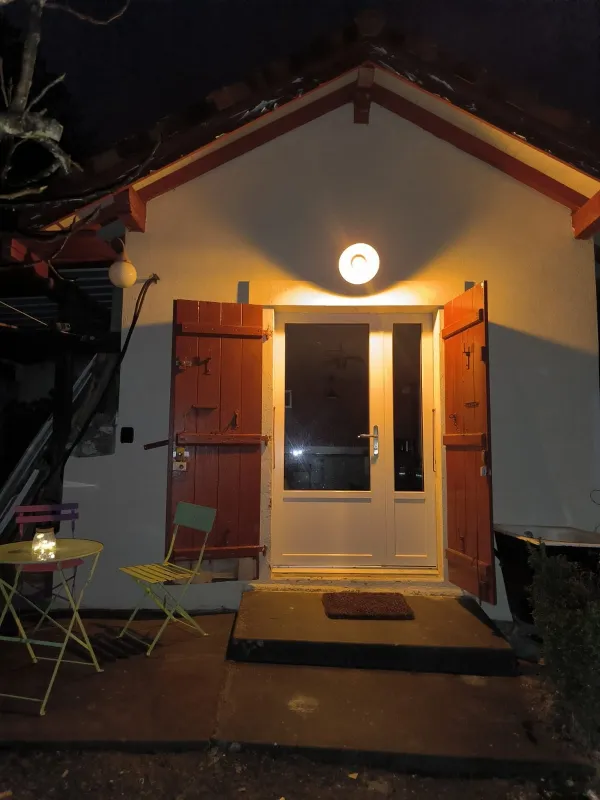 Maison de nuit avec éclairage extérieur