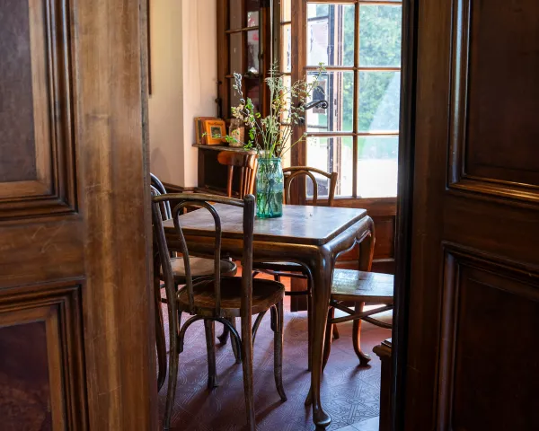 Table pour s'installer au café enchanté