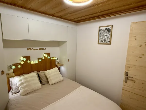 Chambre avec grand lit