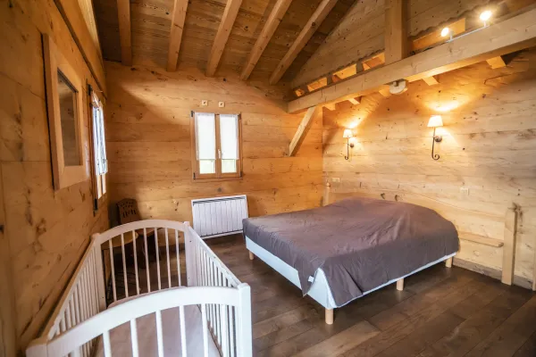 Chambre avec lit bébé