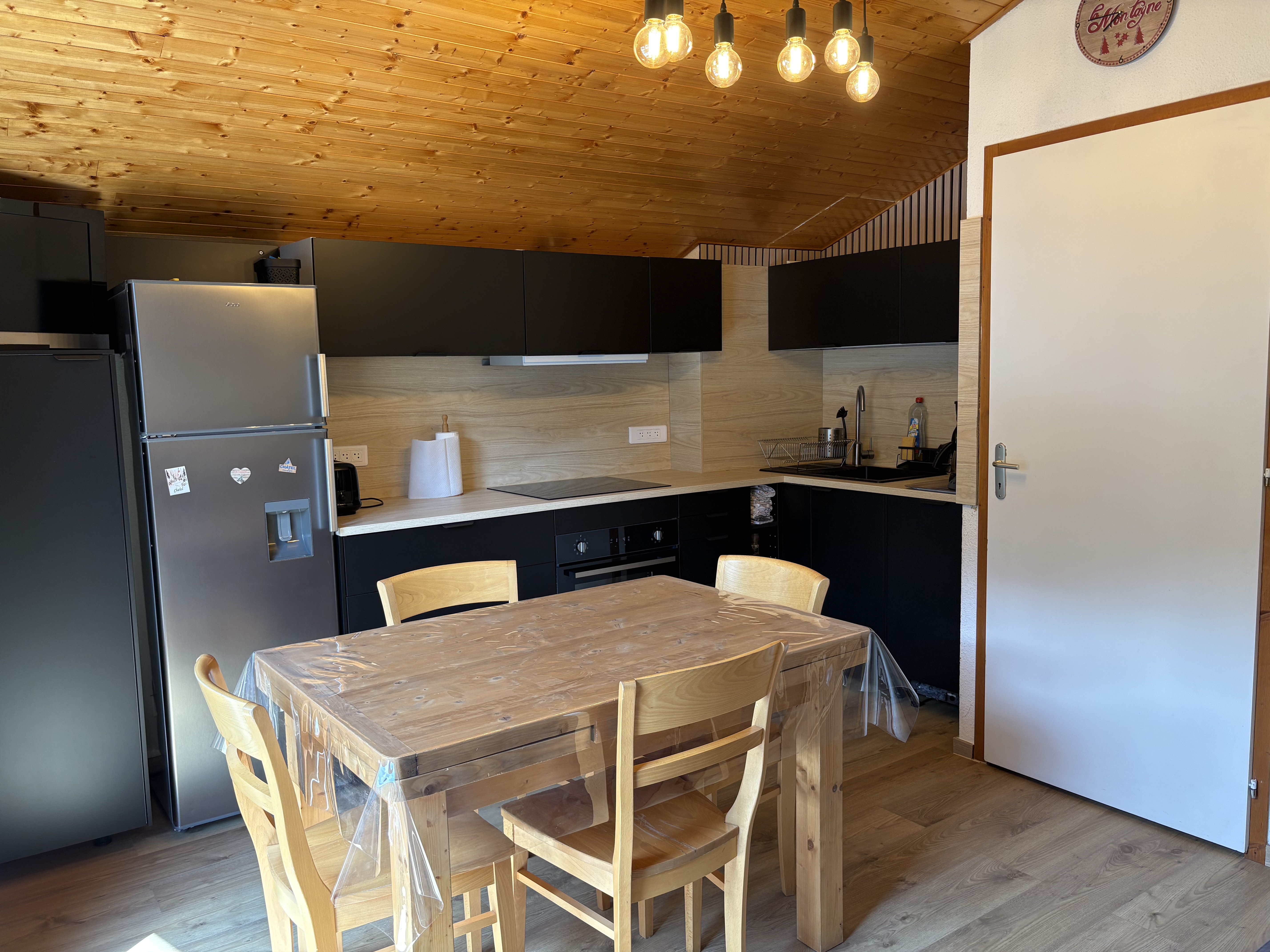 Table à manger et cuisine