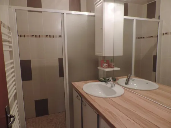 Salle de bains avec douche à l'italienne, vasque et son meuble