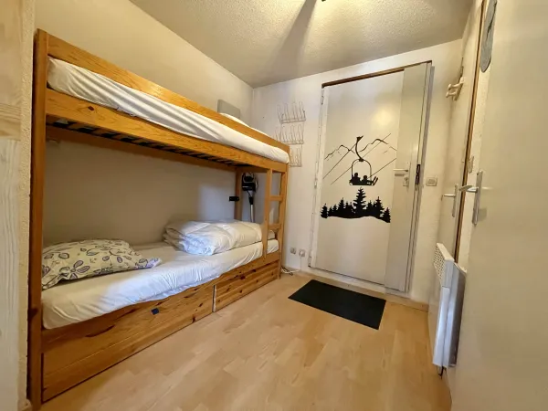 Entrée de l'appartement avec coin montagne et porte d'entrée avec jolie décoration