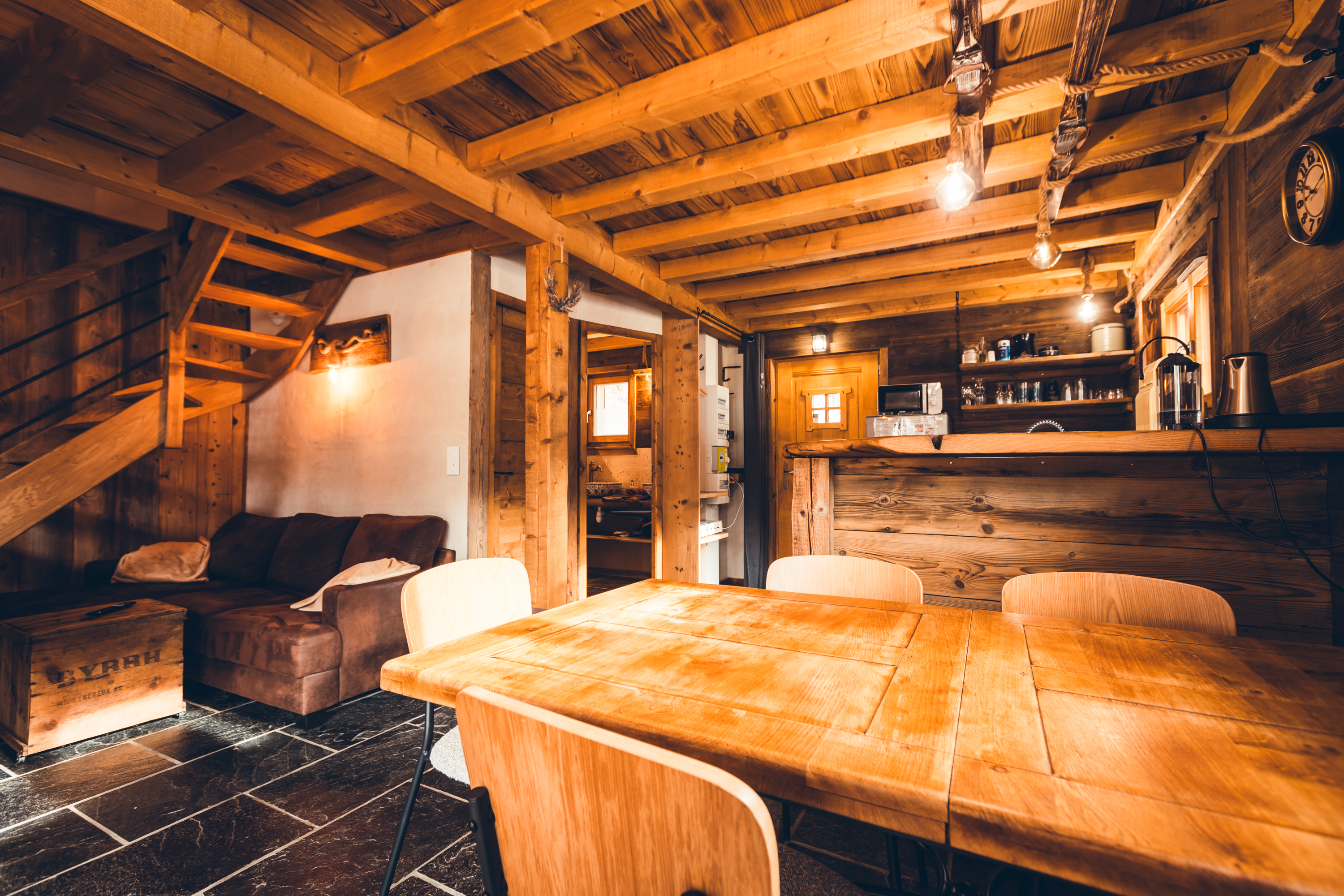 Pièce à vivre avec espace salle à manger, coin salon et cuisine