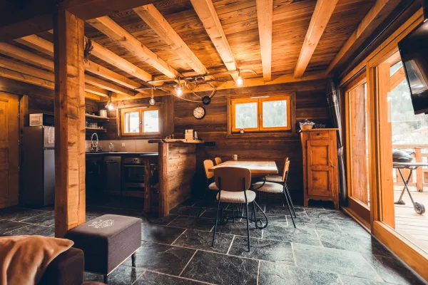 Cuisine et espace salle  à manger, porte fenêtre donnant accès à la terrasse
