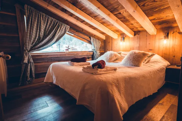 Chambre mansardée avec lit double