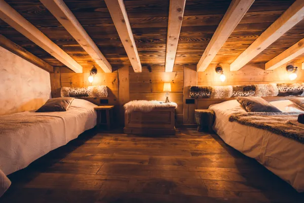 Grande chambre avec lit double et lit simple