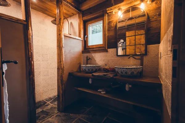 Salle de bains avec double vasque et douche double