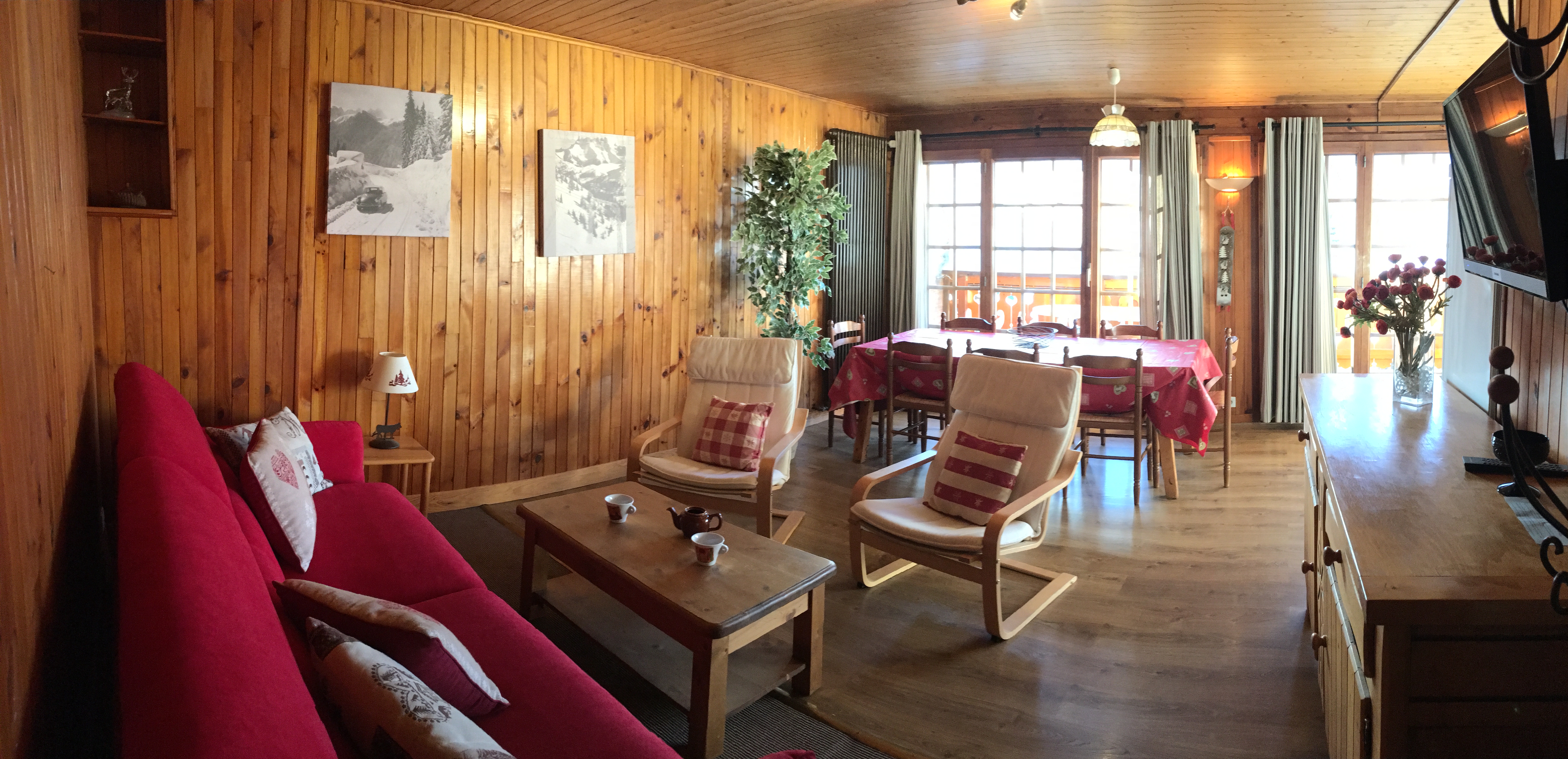 Séjour avec coin salon, canapé et fauteuils, coin salle à manger