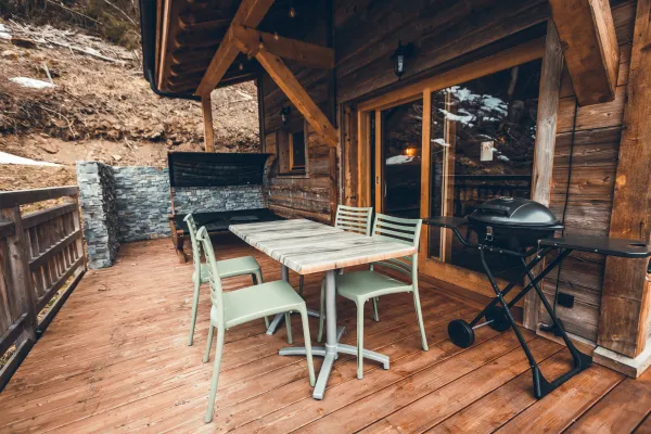 Terrasse avec son mobilier et barbecue